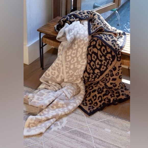 Barefoot Dreams CozyChic Animal Print Throw In The Wild blanket camel/black - Picture 8 of 8